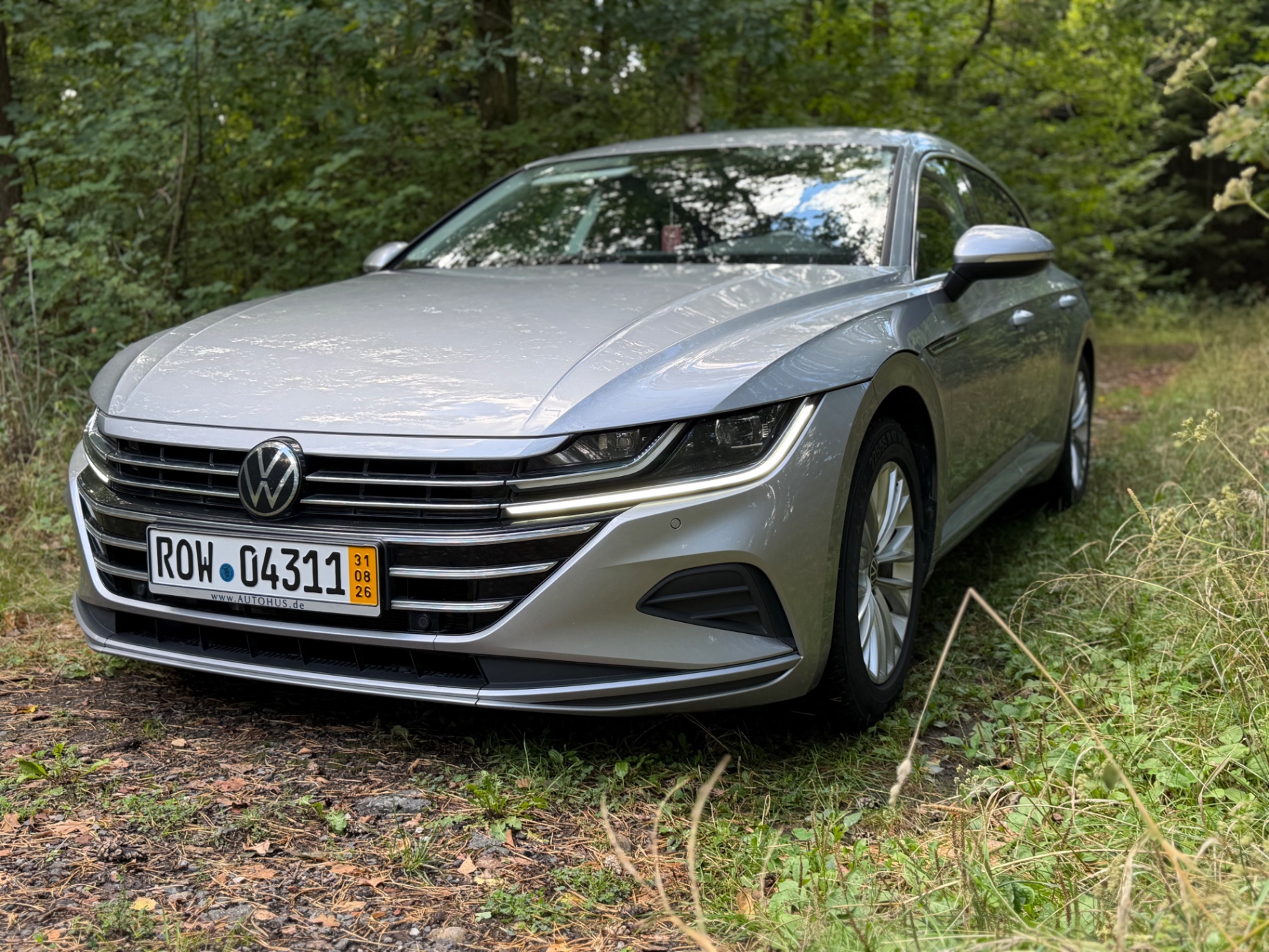 Volkswagen Arteon z flotily Mobility Partners na lesní cestě